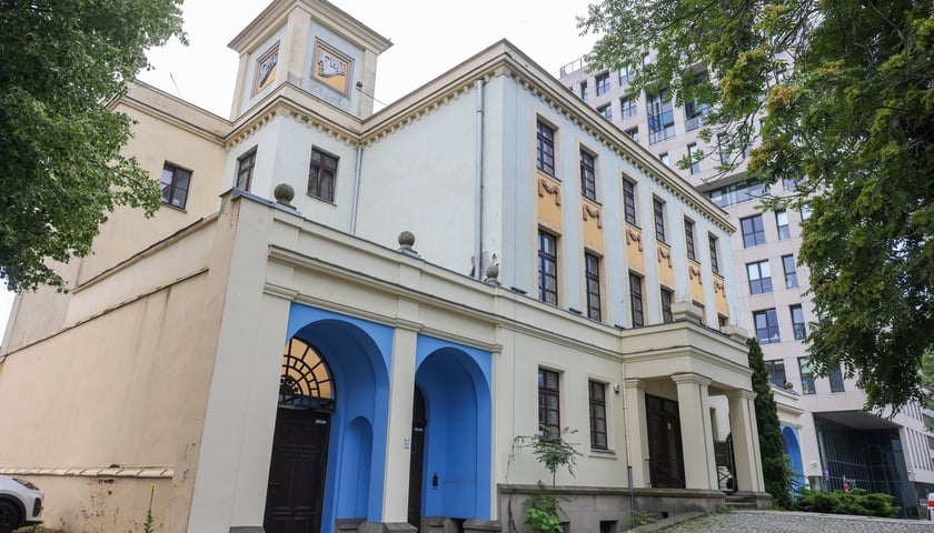 Powiększ obraz: Powojenna, zabytkowa willa Powstańców Śląskich 22, lipiec 2025
