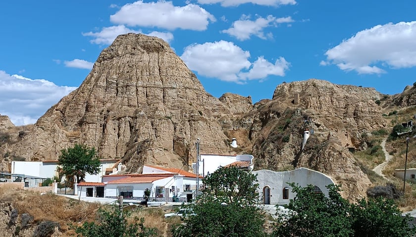 Powiększ obraz: Widok na miasto Guadix i jaskinie skalne, w których mieszkaj do dziś ludzie w Guadix.