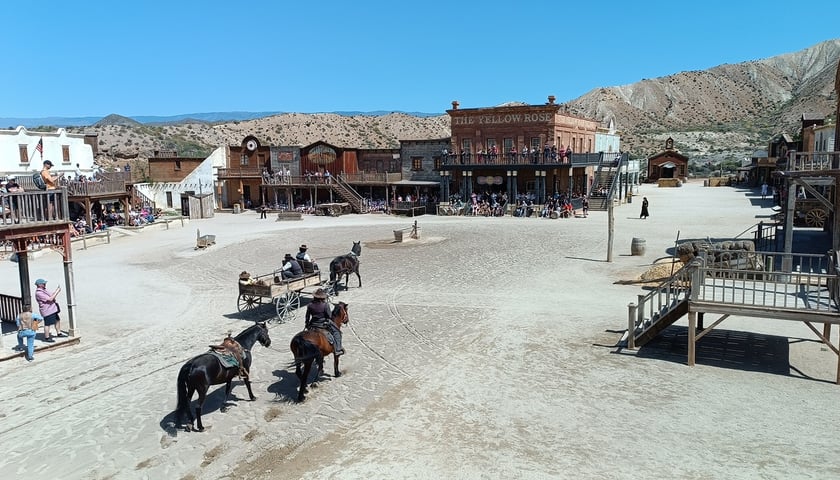 Powiększ obraz: Widok na filmowe miasto, w którym kręcono słynne westerny m.in. z udziałem Clinta Eastwooda. Na główny plac wjeżdża powóz konny. Zaraz zacznie się strzelanina.