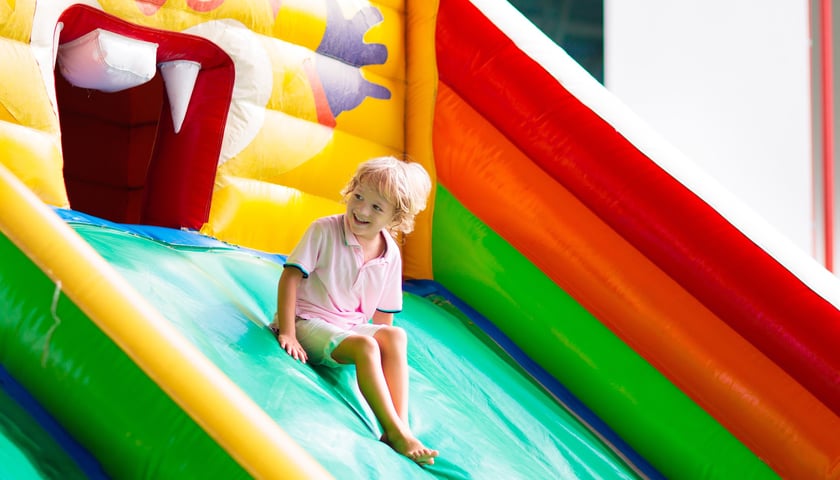 Powiększ obraz: <p>Strefa dzieci to dmuchańce i warsztaty. Będzie tez kino letnie</p>