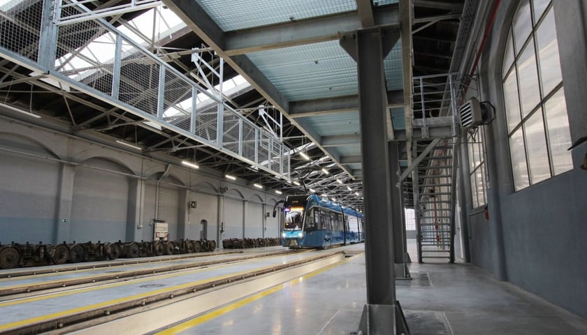 Powiększ obraz: Zdjęcie archiwalne z 2022 roku przedstawia remont hali nr 2 na zajezdni Gaj. Teraz do remontu idzie hala nr 1