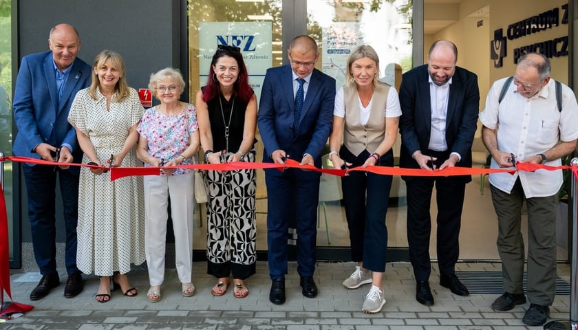 Powiększ obraz: Uczestnicy uroczystego otwarcia CZP Wrocław-Fabryczna przecinają wstęgę przed nową siedzibą