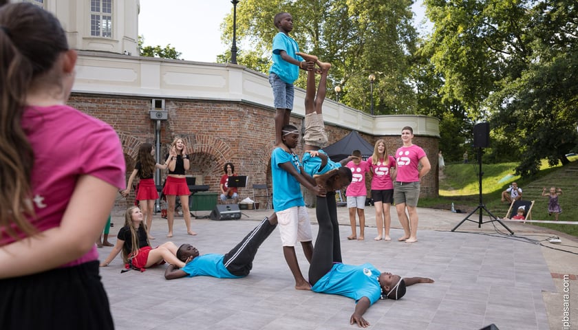 Powiększ obraz: Uczestnicy tegorocznej edycji projektu Lelefant podczas pikniku z animacjami i atrakcjami dla rodzin w Leśnicy