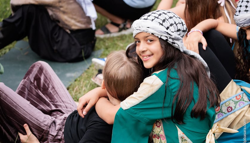 Powiększ obraz: Uczestnicy tegorocznej edycji projektu Lelefant podczas pikniku z animacjami i atrakcjami dla rodzin w Leśnicy