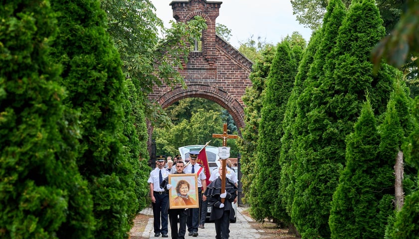 Powiększ obraz: Pogrzeb poetki Urszuli Kozioł