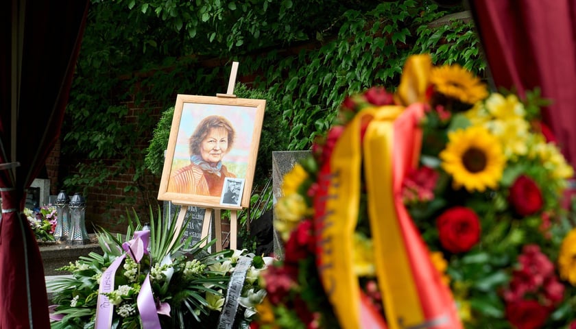 Powiększ obraz: Pogrzeb poetki Urszuli Kozioł