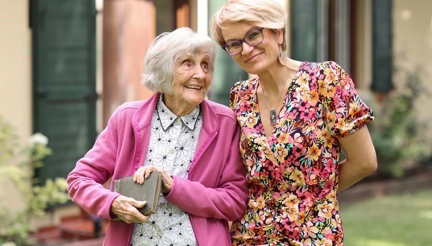 Powiększ obraz: <p><strong>Maria Urbaniec-Downarowicz</strong> <strong>(rocznik 1927) i Mariola Szczyrba, autorka tekstu</strong></p>