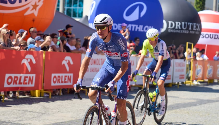 Powiększ obraz: Start Tour de Pologne koło Hali Stulecia w 2024 roku