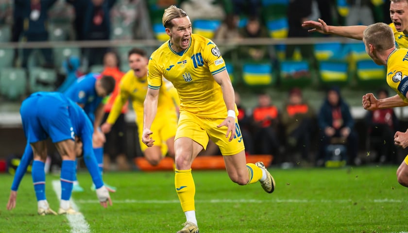 Powiększ obraz: W żółtym stroju piłkarz reprezentacji Ukrainy Mychajło Mudryk