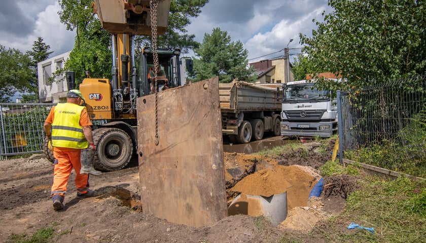 Powiększ obraz: <p>Budowa kanalizacji sanitarnej przy ul. Mandżurskiej na Brochowie. Wrocław, 04.08.2025</p>