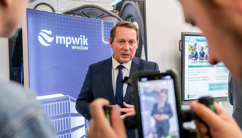 Powiększ obraz: <p>Konferencja prasowa wok&oacute;ł projektu &bdquo;Poprawa wrocławskiego systemu zaopatrzenia w wodę&rdquo;, kt&oacute;ry dofinansowano z unijnego programu FEniKS &ndash; wiceprezydent Wrocławia Michał Młyńczak</p>