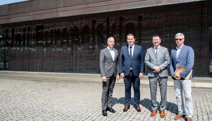 Powiększ obraz: <p>Konferencja prasowa wok&oacute;ł projektu &bdquo;Poprawa wrocławskiego systemu zaopatrzenia w wodę&rdquo;, kt&oacute;ry dofinansowano z unijnego programu FEniKS &ndash; od lewej Przemysław Gałecki, wiceprezes MPWiK, wiceprezydent Wrocławia Michał Młyńczak, prezes MPWiK Witold Ziomek, dyrektor operacyjny Wojciech Stanek</p>