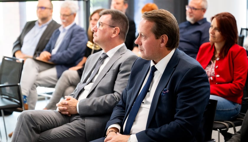 Powiększ obraz: <p>Konferencja prasowa wok&oacute;ł projektu &bdquo;Poprawa wrocławskiego systemu zaopatrzenia w wodę&rdquo;, kt&oacute;ry dofinansowano z unijnego programu FEniKS &ndash; z prawej wiceprezydent Wrocławia Michał Młyńczak i prezes MPWiK Witold Ziomek</p>