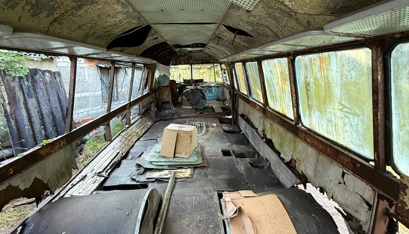 Wrak legendarnego autobusu Bałtyk, który trafił do Muzeum Motoryzacji WENA w Oławie