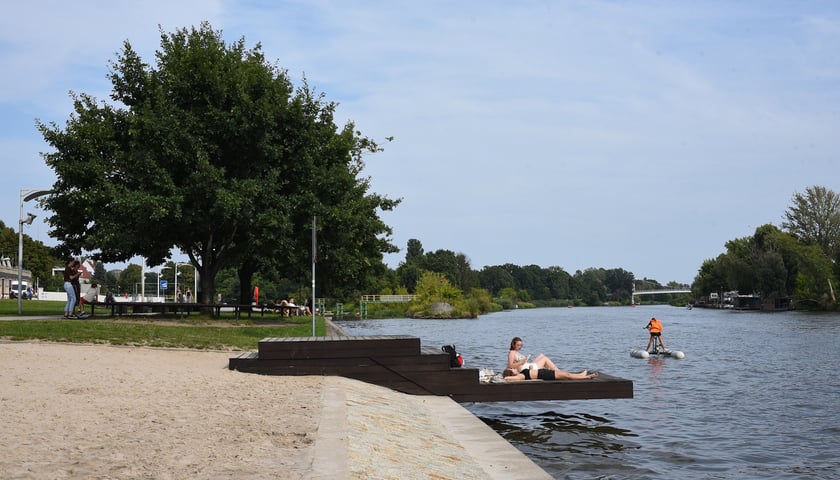 Powiększ obraz: Upalna sobota (9 sierpnia) we Wrocławiu