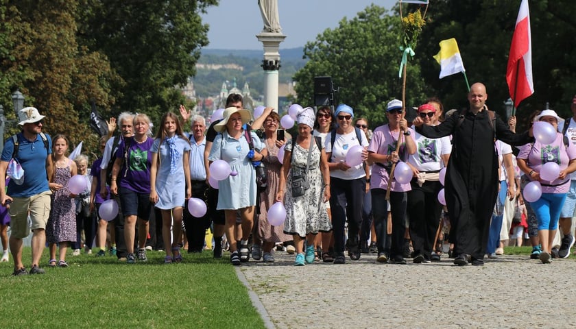 Powiększ obraz: Uczestnicy 45. Pielgrzymki Wrocławskiej w Częstochowie