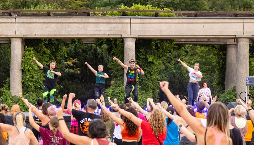 Powiększ obraz: <p>Instruktorzy zumby nie pozwolą nam odpocząć nawet przez chwilę</p>