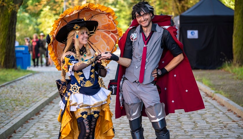 Powiększ obraz: Para młodych ludzi fantazyjnie przebrana. na Dniach Fantastyki