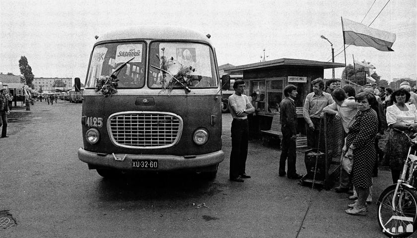 Powiększ obraz: Autobus Jelcz przy CH Zajezdnia (archiwum)