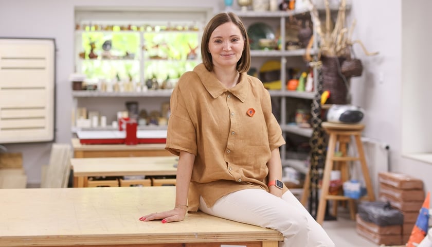 Powiększ obraz: Ewa Żmuda, zastępczyni dyrektora Wrocławskiego Centrum Integracji, powołana do ministerialnego Zespołu ds. reformy systemu pomocy społecznej, w pracowni ceramicznej w WCI przy ul. Strzegomskiej