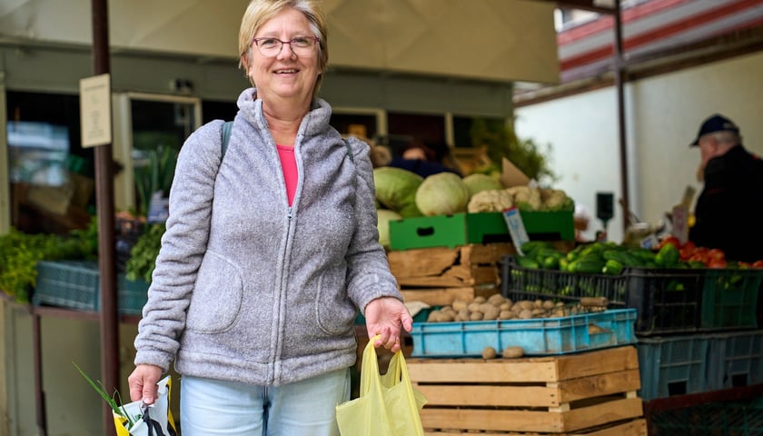 Powiększ obraz: Targ na Ptasiej na wrocławskim osiedlu Nadodrze