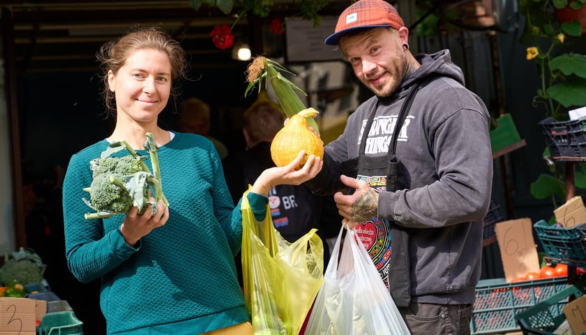 Powiększ obraz: Targ na Ptasiej na wrocławskim osiedlu Nadodrze