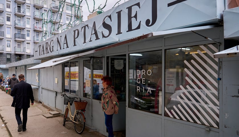 Powiększ obraz: Targ na Ptasiej na wrocławskim osiedlu Nadodrze