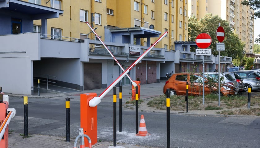 Powiększ obraz: <p>Spółdzielnia zadeklarowała podniesienie szlabanów na miesiąc od rozpoczęcia rpoku szkolnego. Szkoła chce, by pozostały otwarte</p>