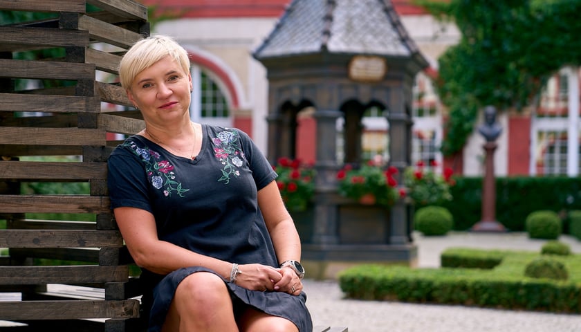 Powiększ obraz: Joanna Pawłowska na dziedzińcu Ossolineum