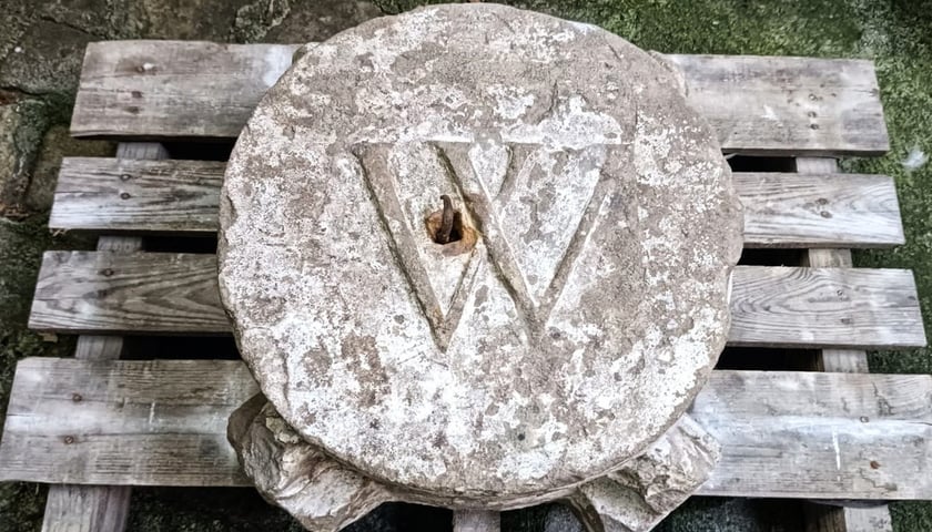 Powiększ obraz: Zwornik z piaskowca odnaleziony na gruzowisko pod Wrocławiem