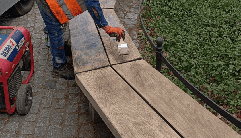 Powiększ obraz: Renowacja ławek na letnie spacery