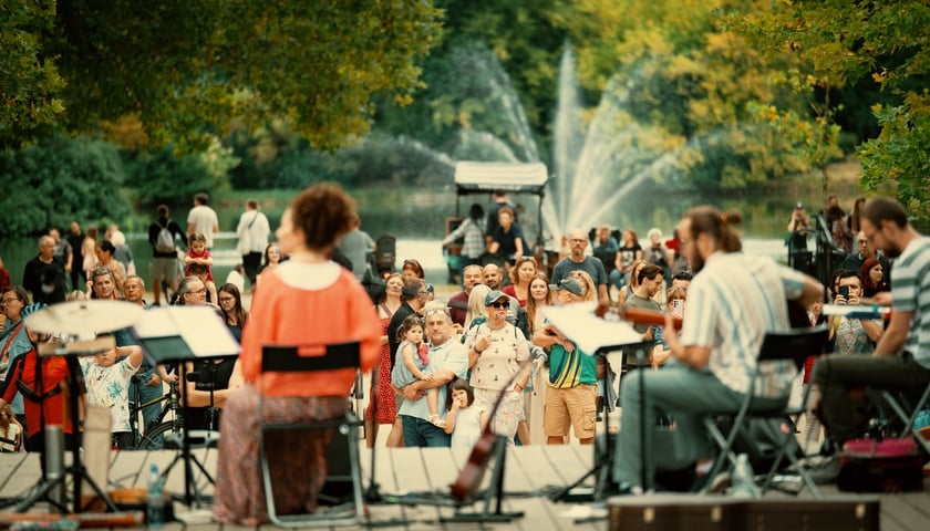 W parku Południowym z koncertem w cyklu „Muzyczne Parki Wrocławia” wystąpiła Marzena Słowik z zespołem „Słowik e os pássaros do amor”.