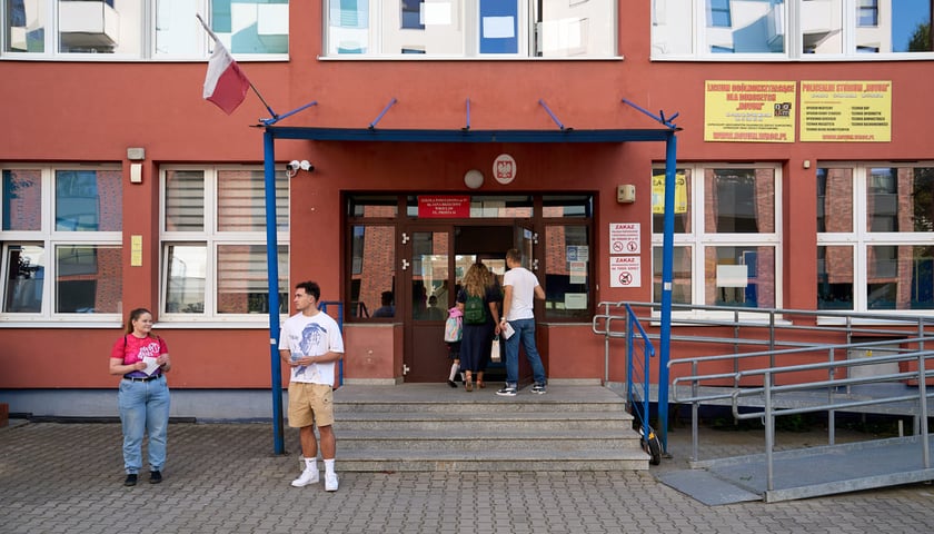 Rozpoczęcie roku szkolnego 2025/2026 w SP 97 przy ul. Prostej, 01.09.2025