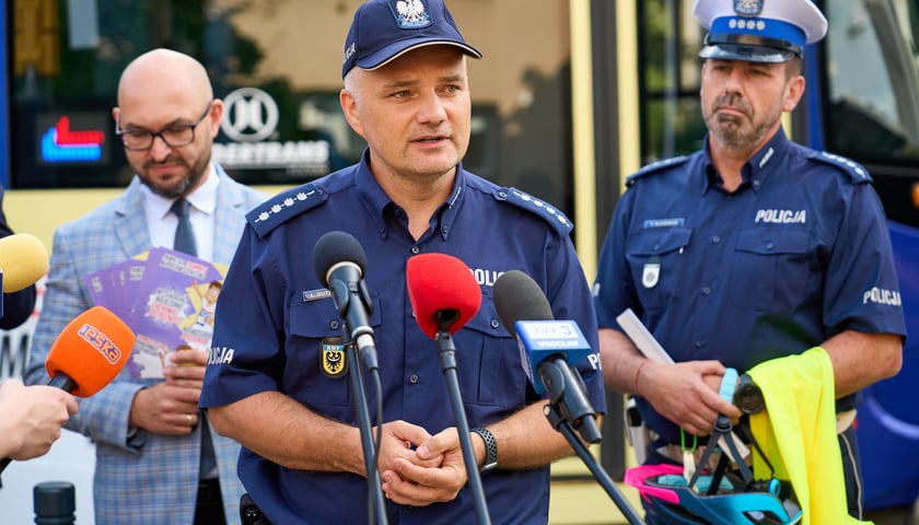 Powiększ obraz: Aspirant sztabowy Łukasz Dutkowiak, rzecznik prasowy Komendanta Wojewódzkiego Policji we Wrocławiu