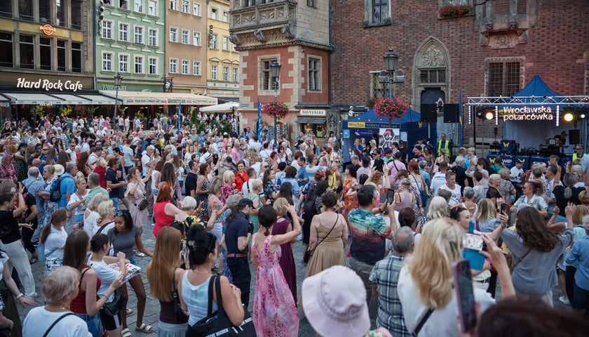 Powiększ obraz: <p>Potańc&oacute;wka w Rynku</p>