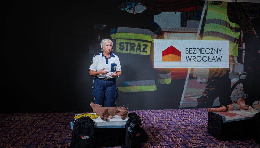 Powiększ obraz: <p>Prezentacja programu Bezpieczny Wrocław podczas 34. Forum Ekonomicznego w Karpaczu - prezentacja pierwszej pomocy zwierzęciu</p>