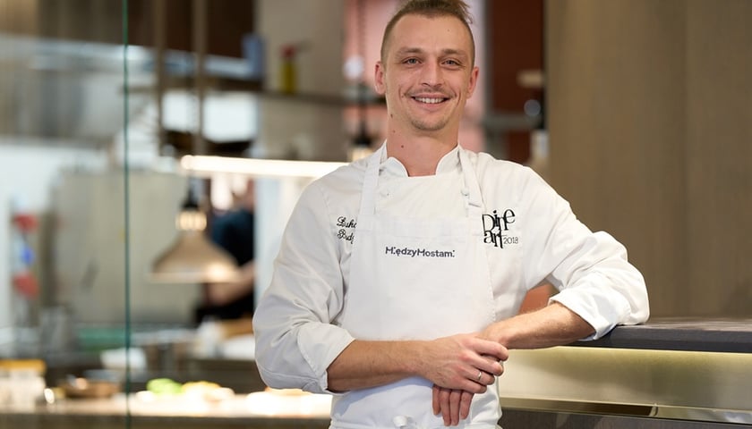Powiększ obraz: Łukasz Budzik, szef kuchni restauracji Między Mostami – zwycięzca ubiegłorocznej edycji