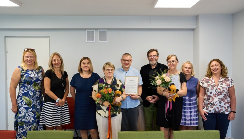 Powiększ obraz: Od lewej: Monika Jopek – kierowniczka działu wsparcia rodzin zastępczych, Joanna Kot – zastępczyni dyrektora MOPS-u, Agnieszka Kowalska – kierowniczka działu pieczy zastępczej, Marzena Haba (rodzina zastępcza), Sylwester Haba (rodzina zastępcza), Andrzej Mańkowski – dyrektor MOPS-u we Wrocławiu, Małgorzata Małolepsza (rodzina zastępcza), Edyta Żmudzińska – koordynatorka rodzinnej pieczy zastępczej, Ewa Nowak – kierowniczka sekcji rodzinnej pieczy zastępczej