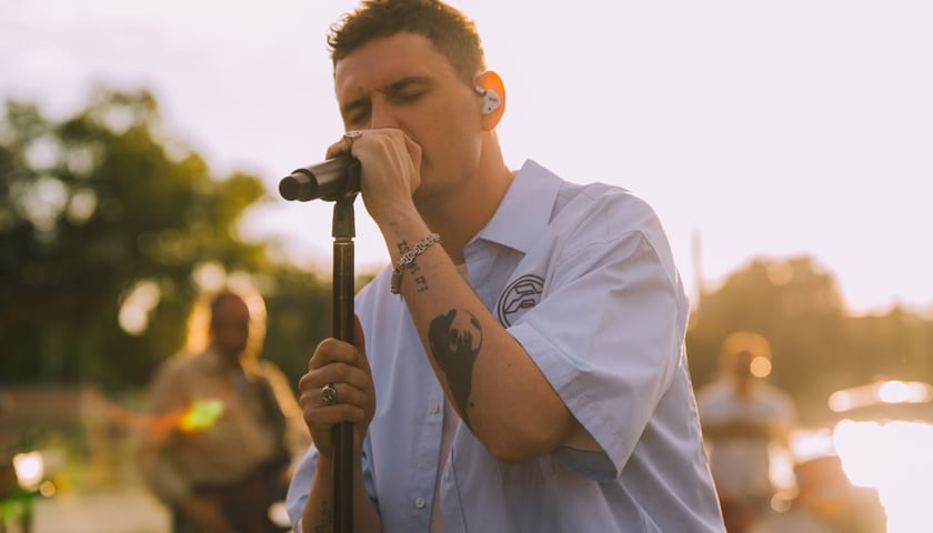 Powiększ obraz: Dawid Podsiadło podczas sesji live we Wrocławiu