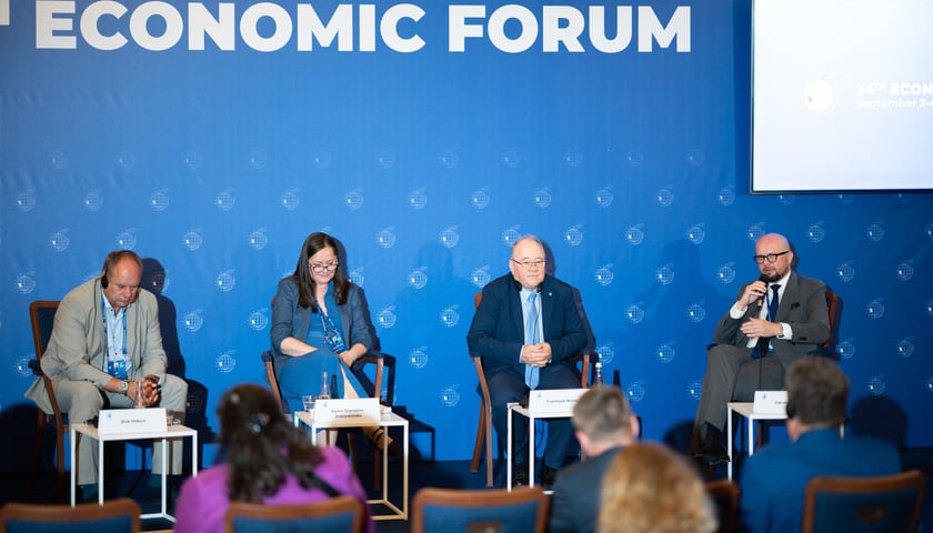 Powiększ obraz: <p>Panel międzynarodowy "Praga, Drezno i Wrocław - co czeka ten nowy, rosnący w siłę trójkąt?" - Forum Ekonomiczne w Karpaczu 2025</p>