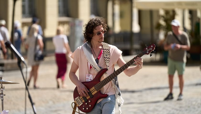 Powiększ obraz: <p>Artysta uliczny grający na gitarze, Busker Tour 2024.</p>