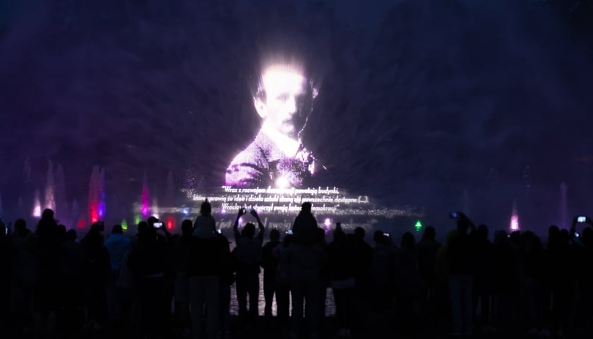 Powiększ obraz: <p>Fragment pokazu fontanny multimedialnej pt. "Katedra demokracji"</p>