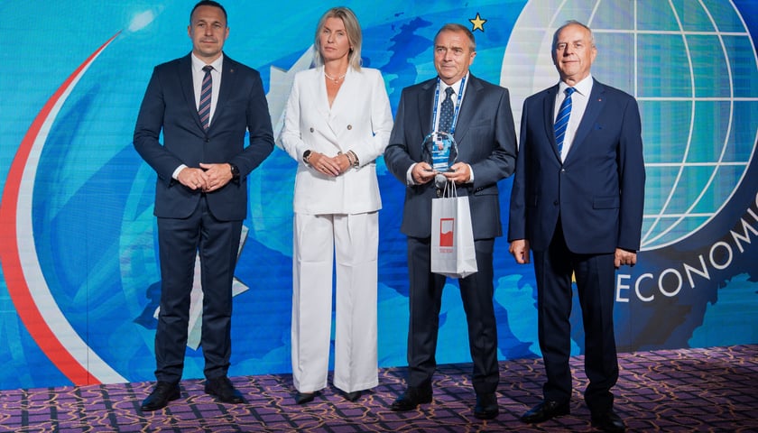 Powiększ obraz: <p>Nagrodę dla piłkarza Piotra Zielińskiego odebrał jego ojciec, Bogusław</p>