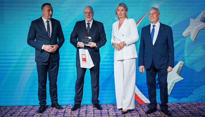 Powiększ obraz: <p>Już osobiście, z rąk wiceprezydent Wrocławia i marszałak województwa odebrał Marek Krajewski</p>