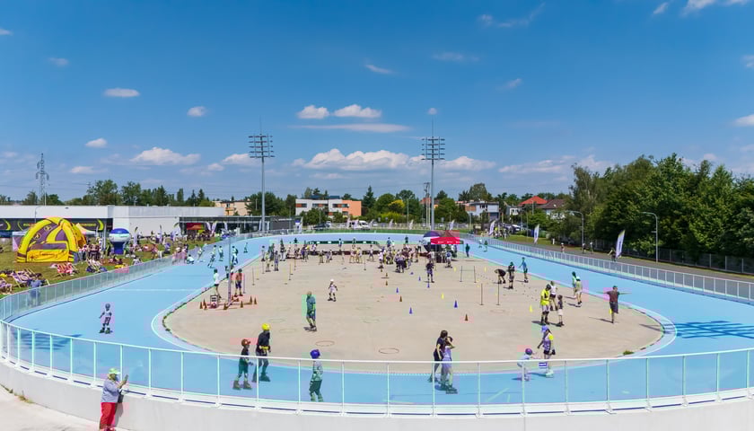 Powiększ obraz: Zabawa na rolkowisku w ubiegłych latach