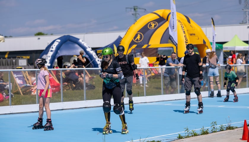 Powiększ obraz: Zabawa na rolkowisku w ubiegłych latach