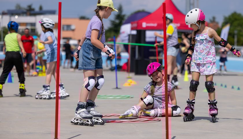 Powiększ obraz: Zabawa na rolkowisku w ubiegłych latach
