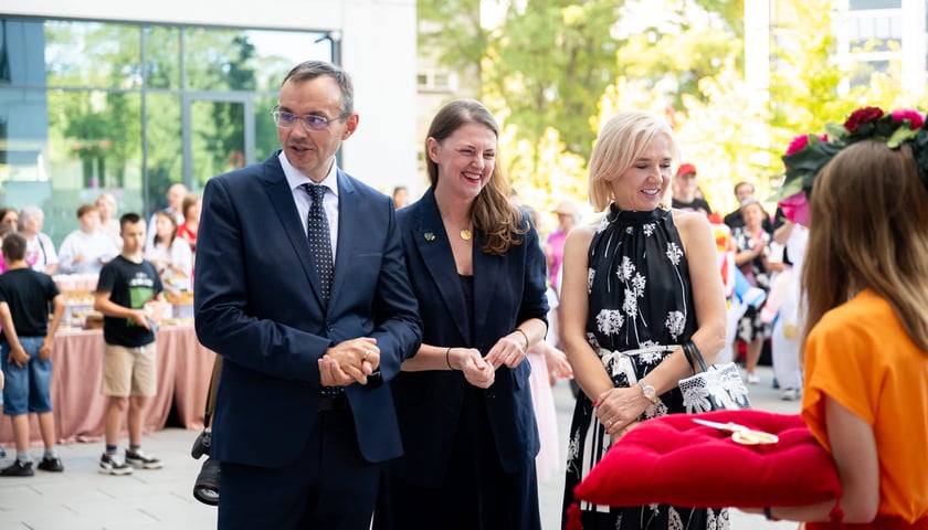 Powiększ obraz: <p><span style="font-size: 11.0pt; line-height: 107%; font-family: 'Calibri',sans-serif; mso-ascii-theme-font: minor-latin; mso-fareast-font-family: Calibri; mso-fareast-theme-font: minor-latin; mso-hansi-theme-font: minor-latin; mso-bidi-font-family: 'Times New Roman'; mso-bidi-theme-font: minor-bidi; mso-ansi-language: PL; mso-fareast-language: EN-US; mso-bidi-language: AR-SA;">Wśr&oacute;d gości uroczystości byli fundatorzy Fundacji ZOBACZ MNIE &ndash; Sylwia i Piotr Krupowie</span></p>