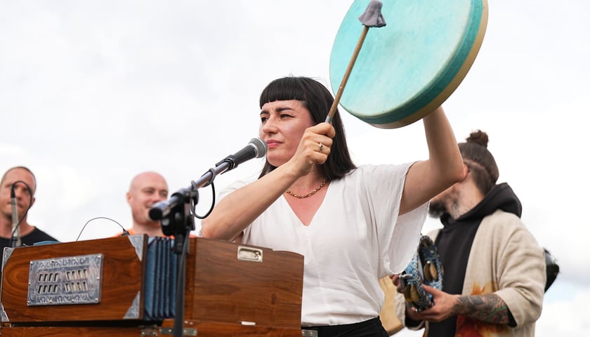 Powiększ obraz: <p>Kasia Pakosa na Obrzędzie Zaślubin z Rzeką Odrą, bar plenerowy Hot Spot, 7 września 2025</p>