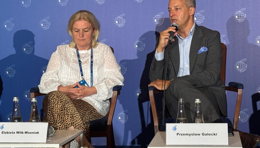 Powiększ obraz: <p>Przemysław Gałecki, wizeprezes MPWiK opowiadał o Hydropolis: "to z pewnością jedyne takie miejsce w Europie, które stanowi centrum edukacji ekologicznej i traktuje przede wszystkim o wodzie"</p>